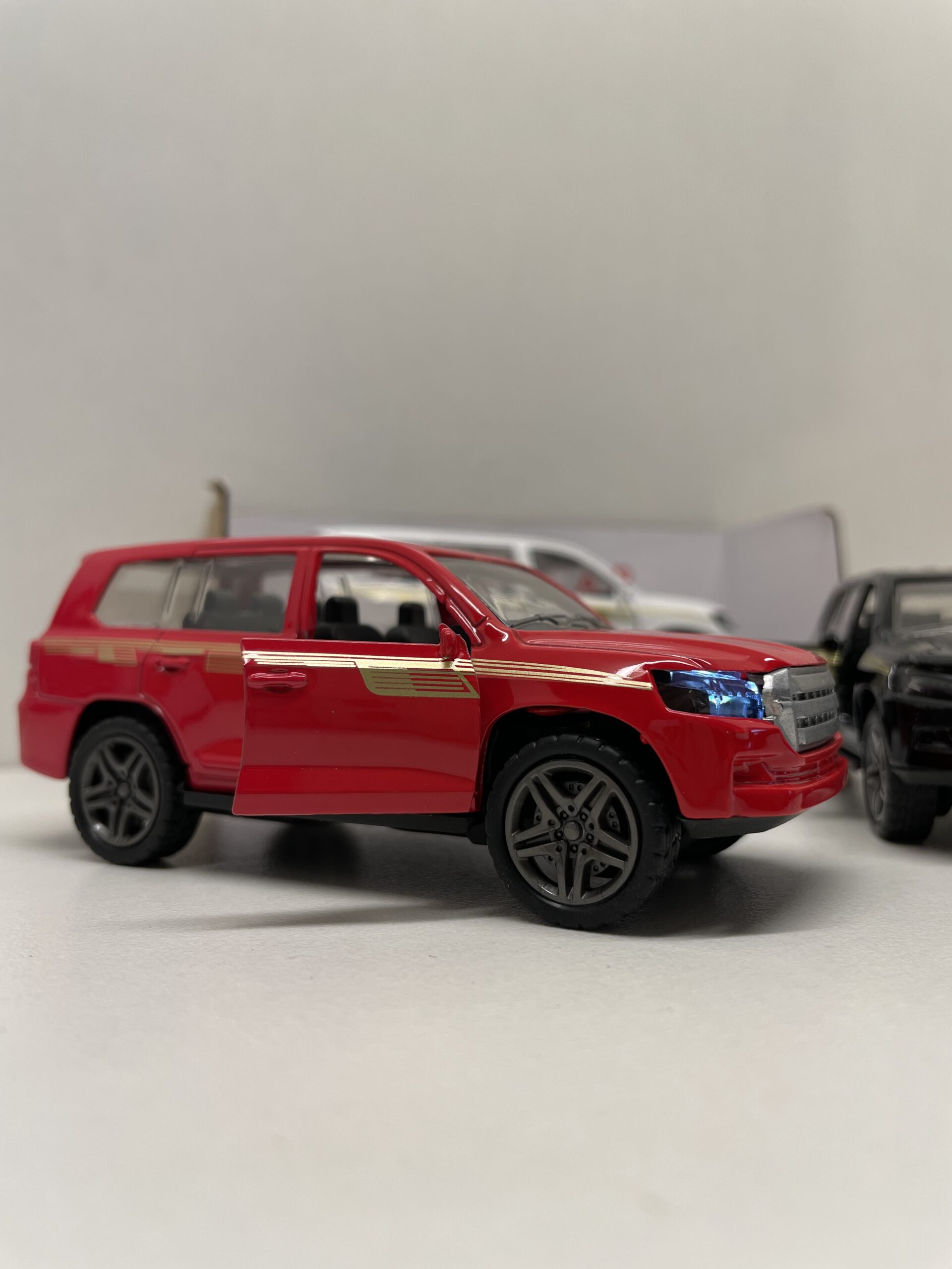 Toyota Land Cruiser V8 Front Doors Open and Lights and Music Simulation Luxury SUV Model Car - Pull Back Alloy Metal Diecasts Off-road Vehicle. THE FEATHER - Image 5