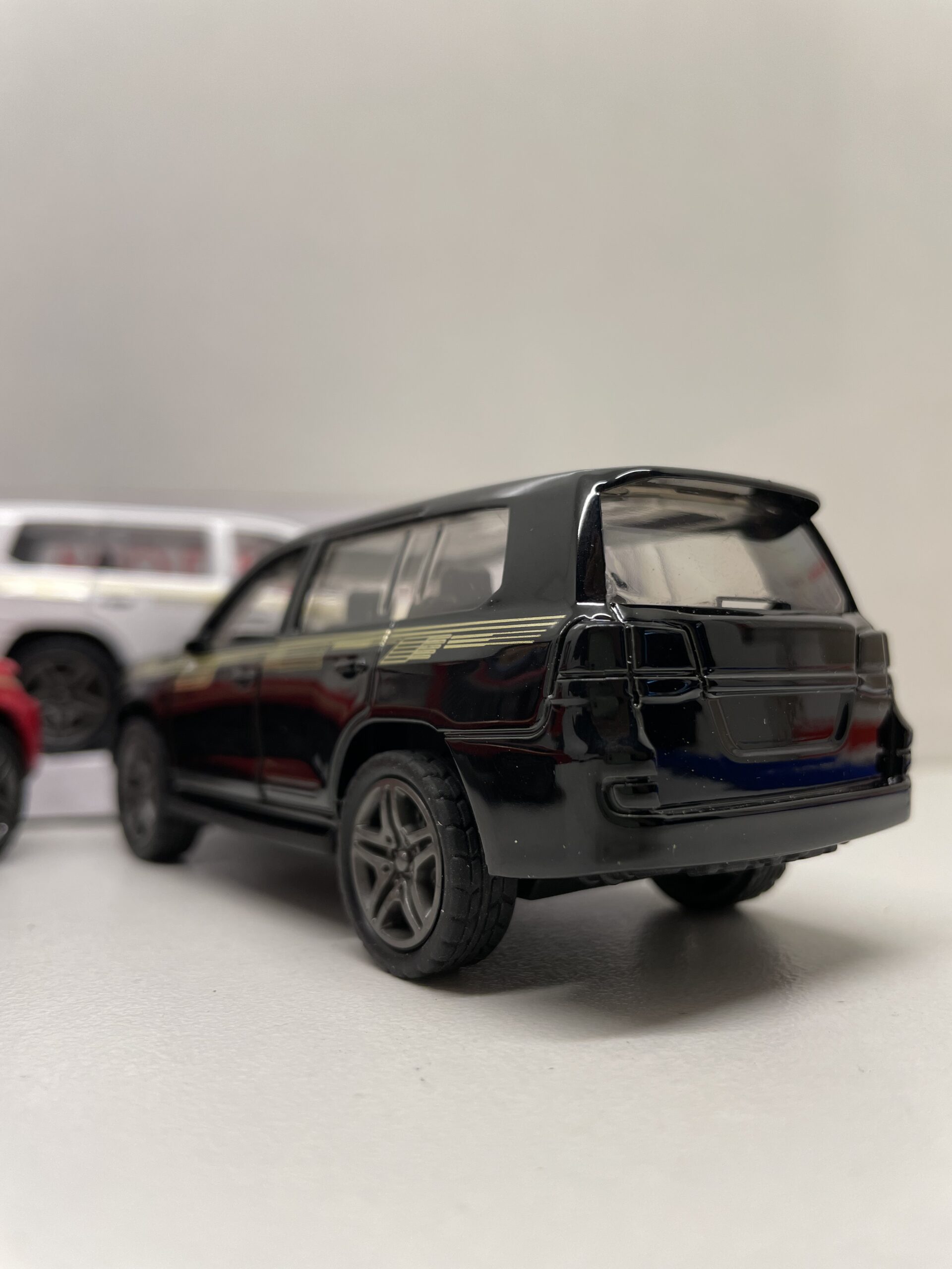 Toyota Land Cruiser V8 Front Doors Open and Lights and Music Simulation Luxury SUV Model Car - Pull Back Alloy Metal Diecasts Off-road Vehicle. THE FEATHER - Image 7