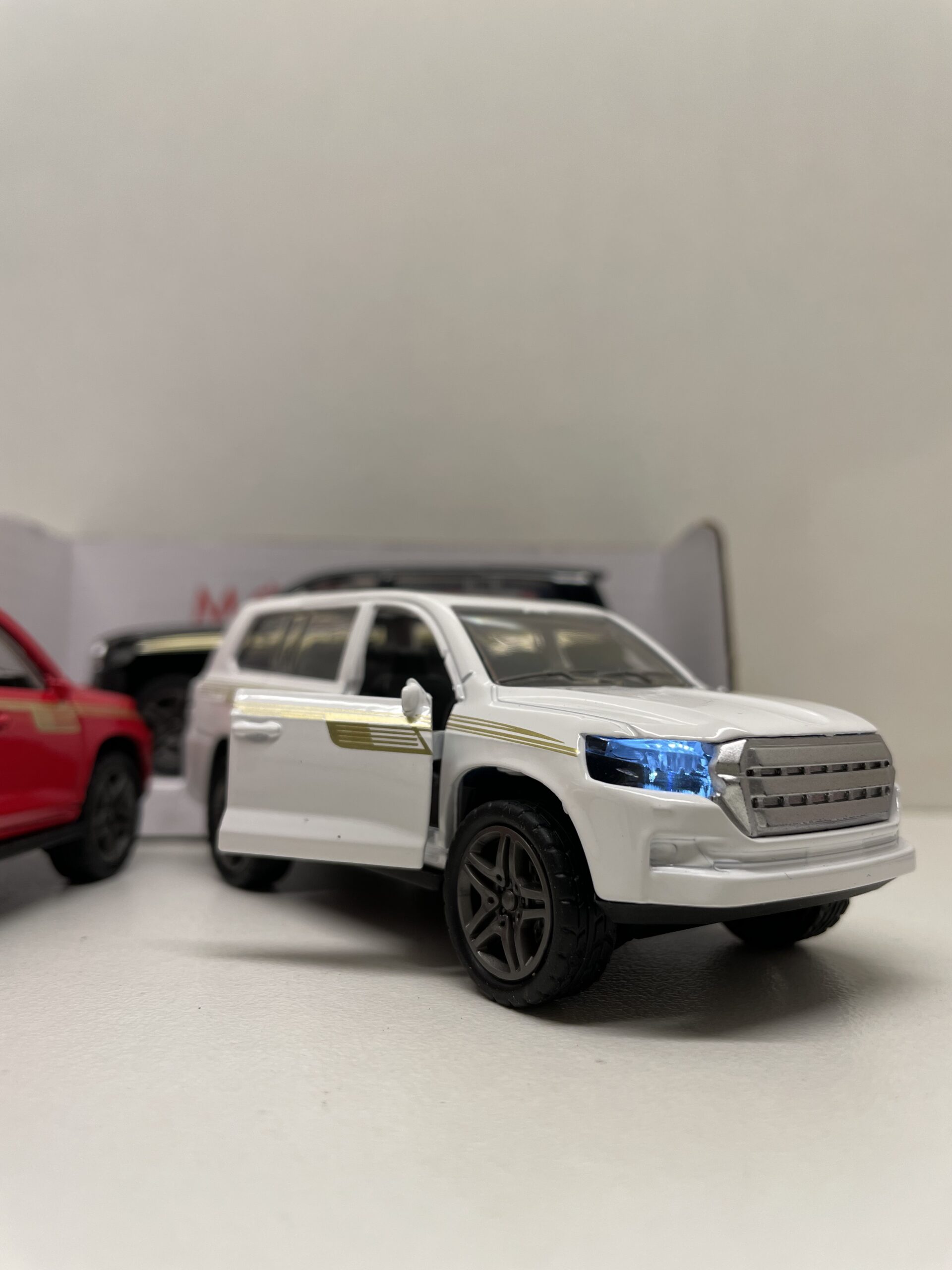 Toyota Land Cruiser V8 Front Doors Open and Lights and Music Simulation Luxury SUV Model Car - Pull Back Alloy Metal Diecasts Off-road Vehicle. THE FEATHER