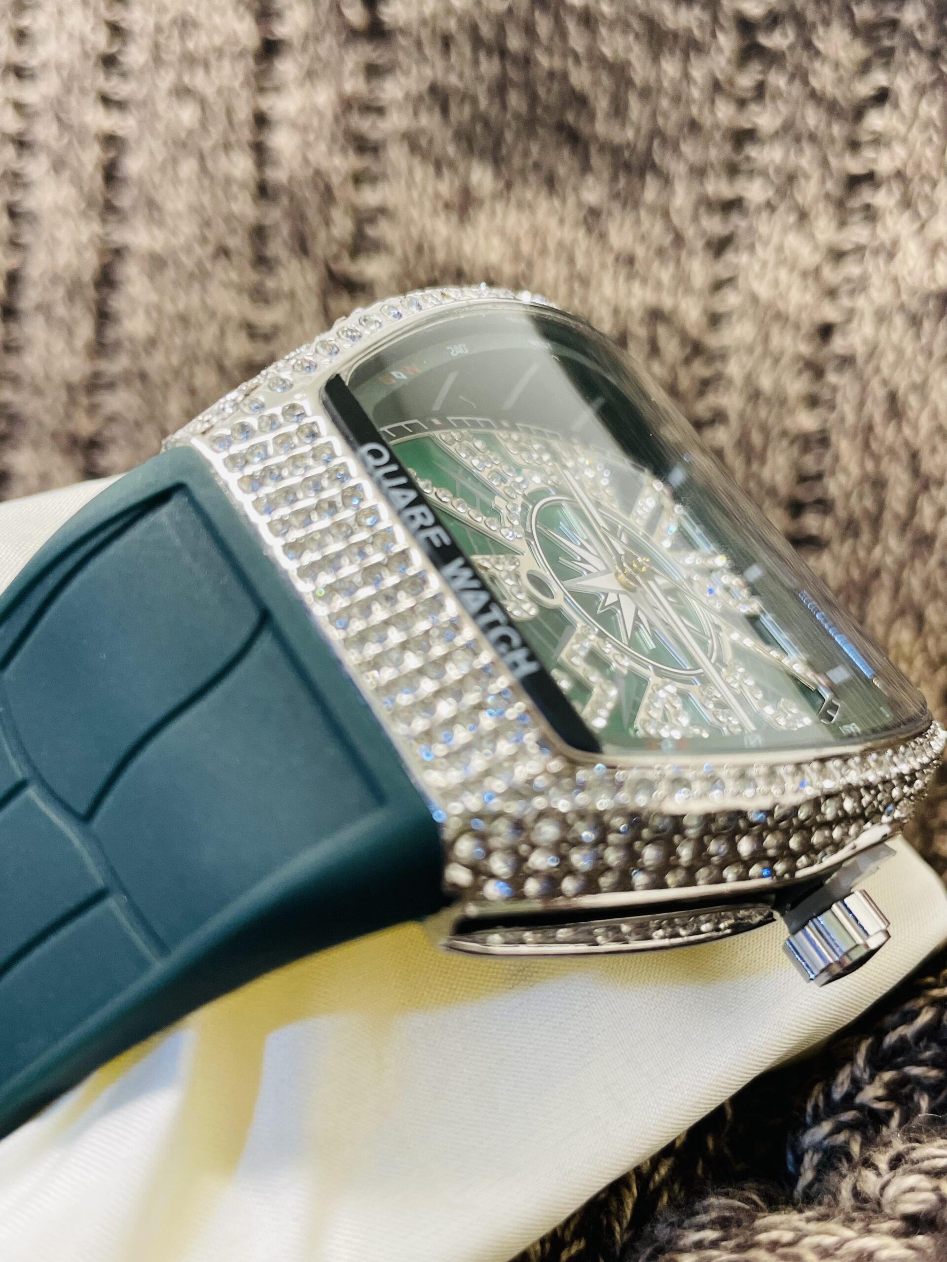 FM GREEN WATCH BY THE FEATHER - Image 2